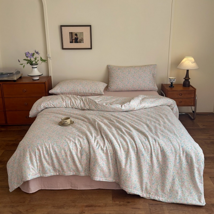 91家纺网 家纺一手货源 找家纺 亿梵家居 2025新款A类母婴级有氧全棉纯棉双层纱纯棉印花四件套-床拍图 蕾拉花园