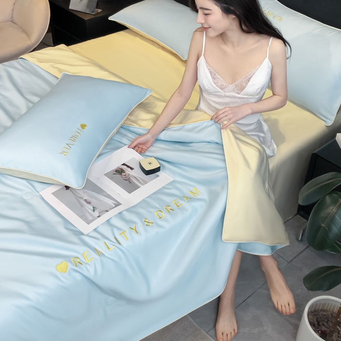 91家纺网 家纺一手货源 找家纺 吾诺 2025 双拼及羽毛刺绣夏被四件套绣花夏被水洗天丝夏被水洗真丝夏凉被空调被 天空蓝-奶黄