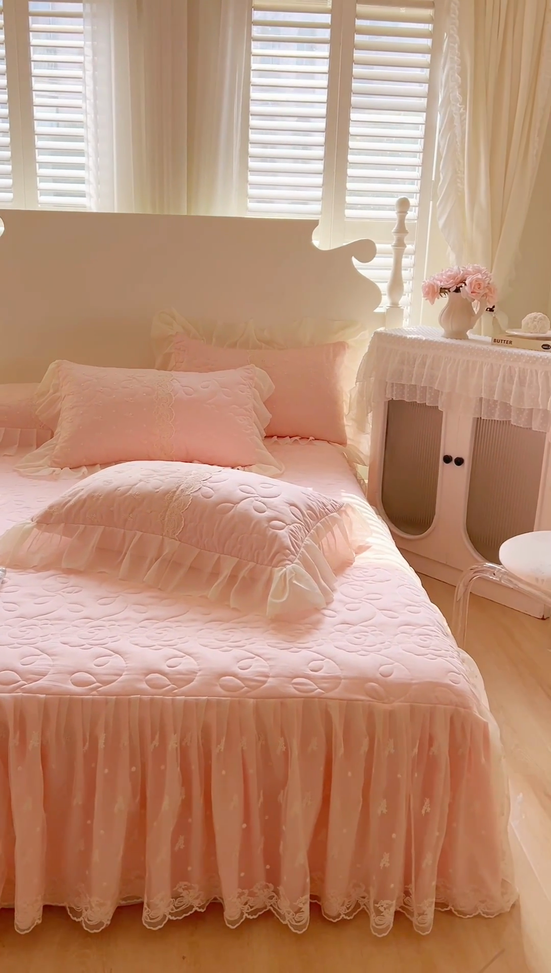 91家纺网 家纺一手货源 找家纺 2025新款韩式蕾丝丝光棉夹棉床裙-蜜芙 蜜芙-蜜桃粉