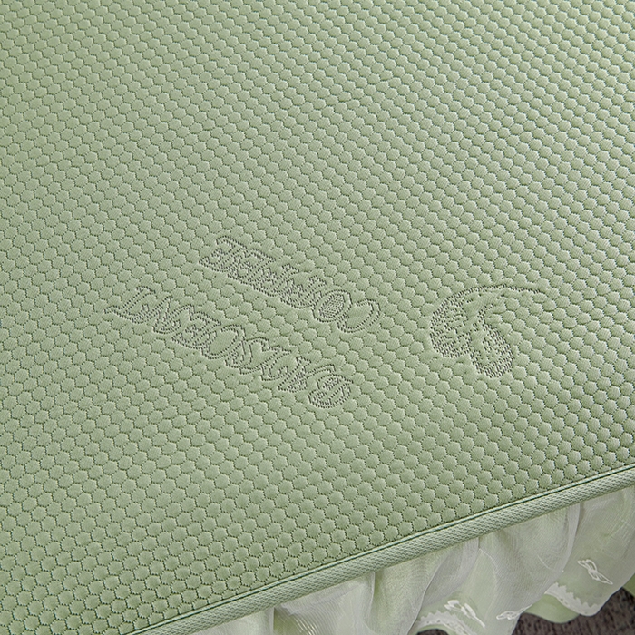 91家纺网 家纺一手货源 找家纺 青雅席业 2025新款7A抗菌母婴级纯乙纶PE刺绣凉感丝豆豆席 床裙款 字母爱心-水绿