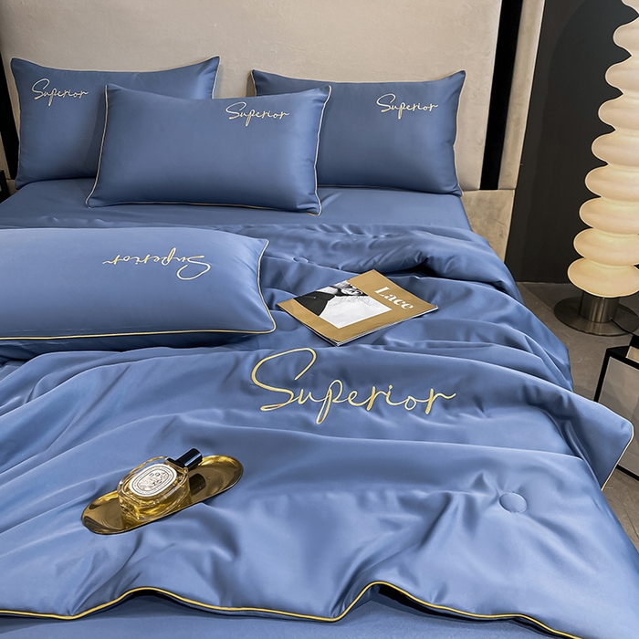 91家纺网 家纺一手货源 找家纺 吾诺 2025 字母刺绣水洗天丝夏被四件套水洗真丝夏凉被空调被绣花夏被 字母蓝紫