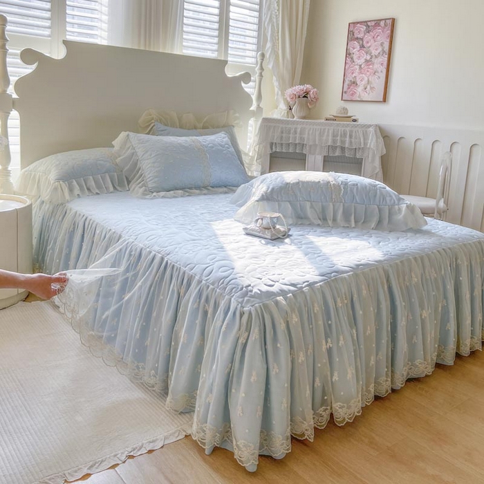 91家纺网 家纺一手货源 找家纺 2025新款韩式蕾丝丝光棉夹棉床裙-蜜芙 蜜芙-浅蓝