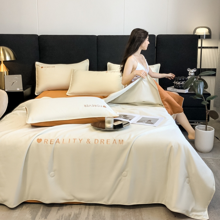 91家纺网 家纺一手货源 找家纺 吾诺 2025 双拼及羽毛刺绣夏被四件套绣花夏被水洗天丝夏被水洗真丝夏凉被空调被 奶昔白-焦糖