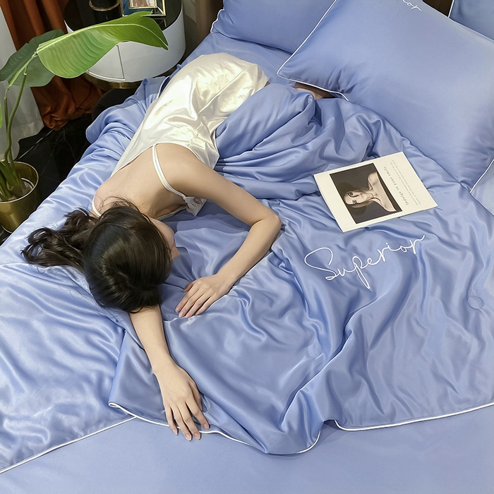 91家纺网 家纺一手货源 找家纺 吾诺 2025 字母刺绣水洗天丝夏被四件套水洗真丝夏凉被空调被绣花夏被 字母黄兰