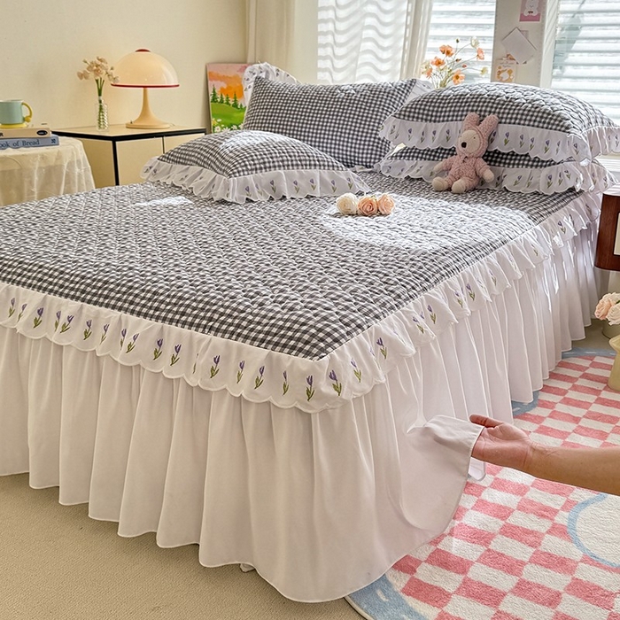 91家纺网 家纺一手货源 找家纺 金盛皇朝家纺 2025新款格子空间水洗棉床裙 格子空间-莫兰迪灰