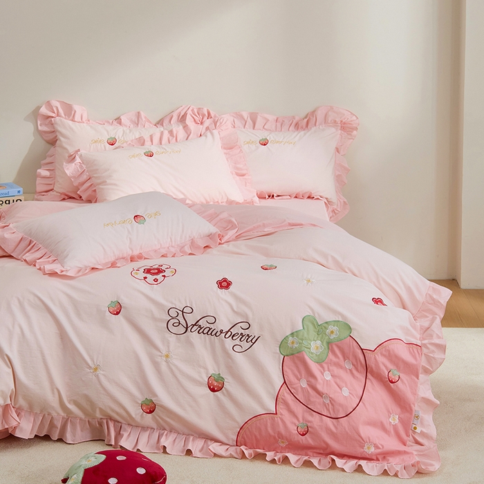 91家纺网 家纺一手货源 找家纺 （总）绒梦里 A类全棉水洗棉韩版贴布绣四件套高支纯棉草莓刺绣花边套件-小莓好系列