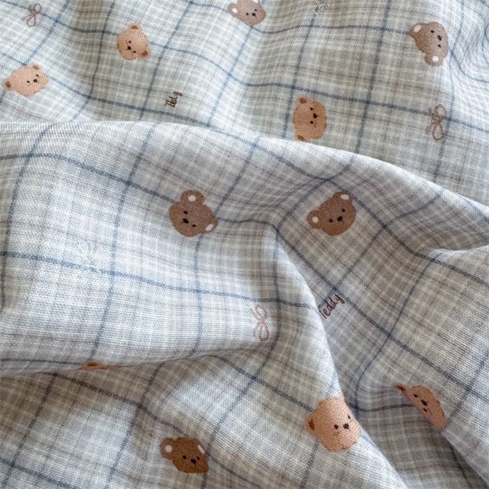 91家纺网 家纺一手货源 找家纺 亿梵家居 2025新款A类母婴级有氧全棉纯棉双层纱纯棉印花四件套-床拍图 韩系小熊-兰