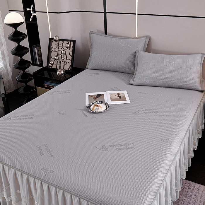 91家纺网 家纺一手货源 找家纺 青雅席业 2025新款7A抗菌母婴级纯乙纶PE刺绣凉感丝豆豆席 床裙款 字母爱心-灰