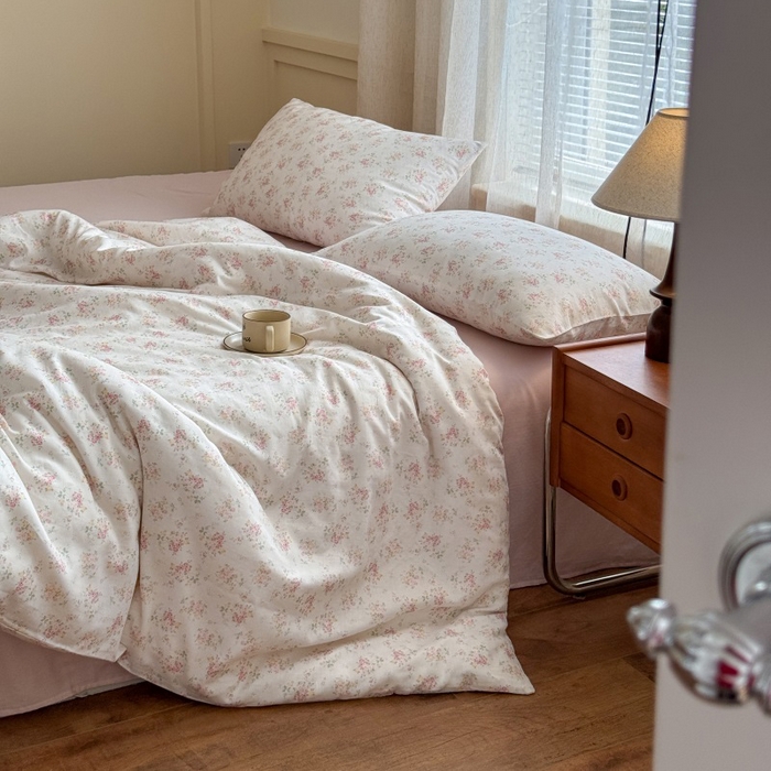 91家纺网 家纺一手货源 找家纺 亿梵家居 2025新款A类母婴级有氧全棉纯棉双层纱纯棉印花四件套-床拍图 若欢-粉