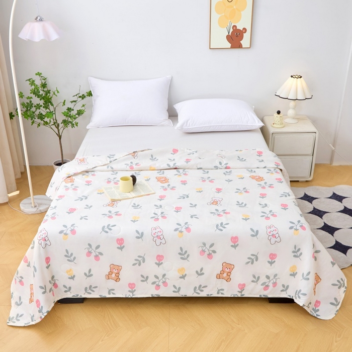 91家纺网 家纺一手货源 找家纺 2025新款亲肤绒礼品夏被窄边 玫瑰小熊