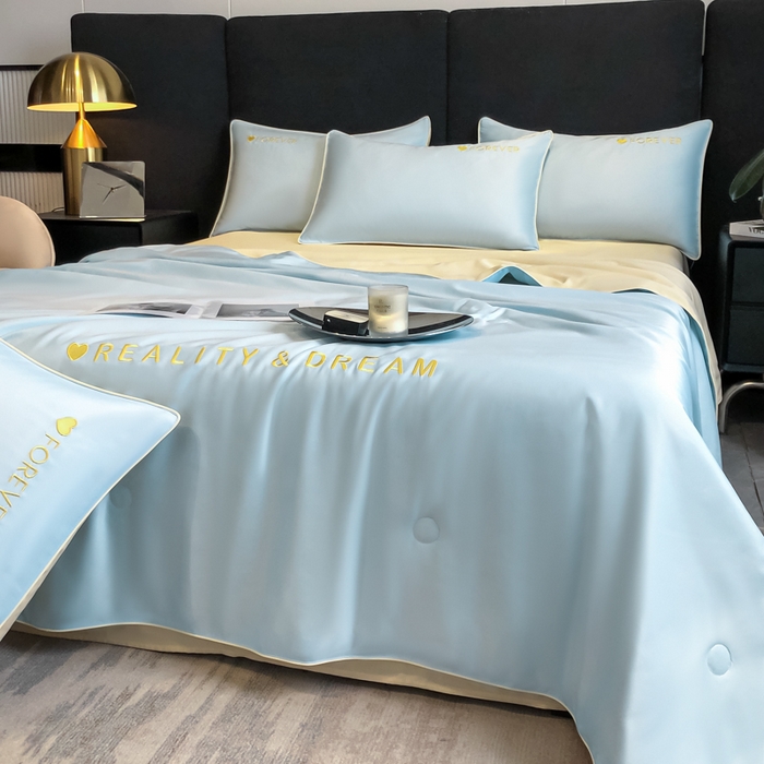 91家纺网 家纺一手货源 找家纺 吾诺 2025 双拼及羽毛刺绣夏被四件套绣花夏被水洗天丝夏被水洗真丝夏凉被空调被 天空蓝-奶黄