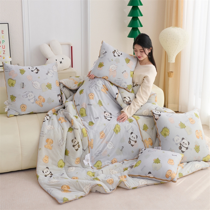 91家纺网 家纺一手货源 找家纺 照世 2025新款凉感丝印花抱枕被 动物乐园