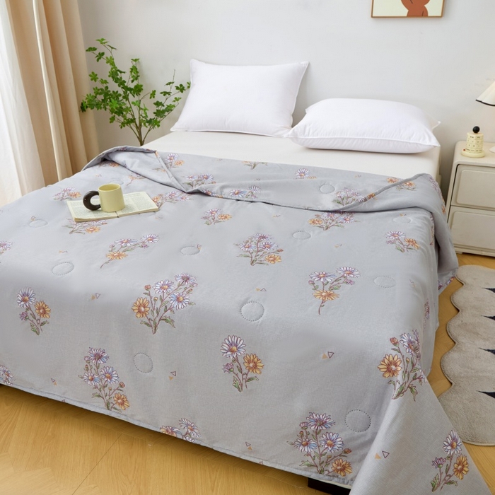 91家纺网 家纺一手货源 找家纺 2025新款亲肤绒礼品夏被窄边 花香漫语