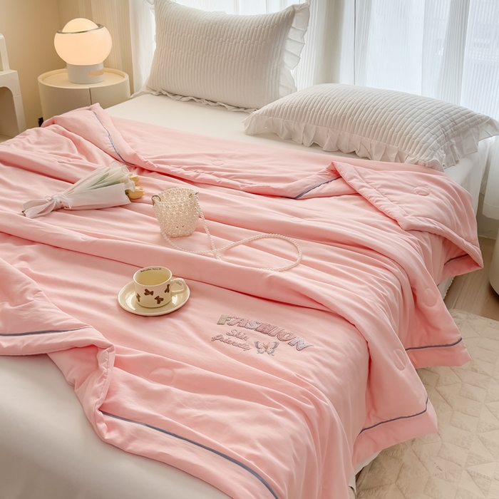 91家纺网 家纺一手货源 找家纺 金麦家纺 2025新款针织双层纱夏被 蝶恋-山茶粉