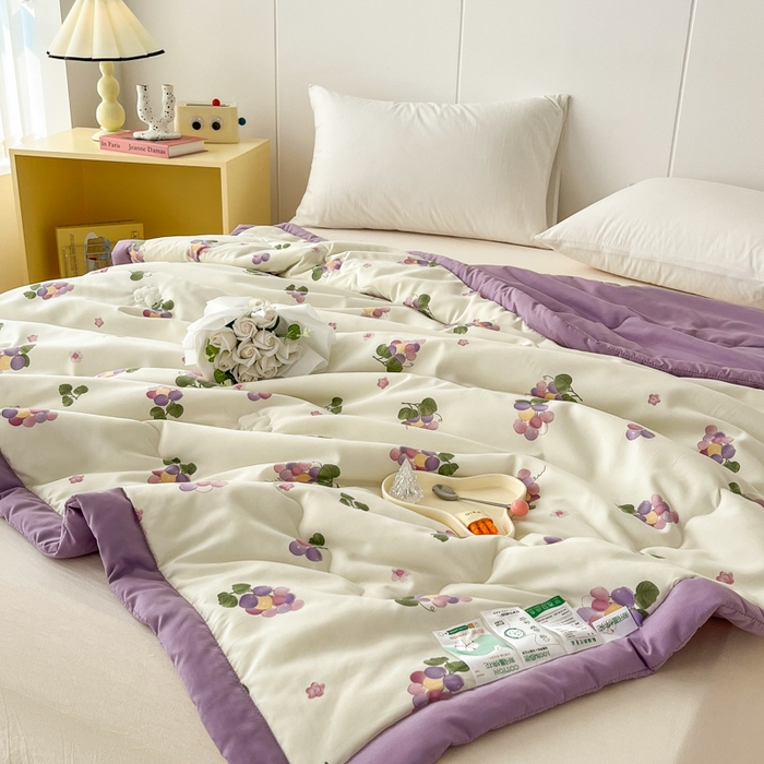 91家纺网 家纺一手货源 找家纺 爱宝被业 2025新款亲肤棉印花100%新疆棉花夏被空调被 紫色葡萄