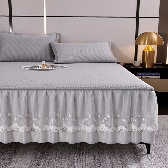 91家纺网 家纺一手货源 找家纺 青雅席业 2025新款7A抗菌母婴级纯乙纶PE刺绣凉感丝豆豆席 床裙款 字母爱心-灰