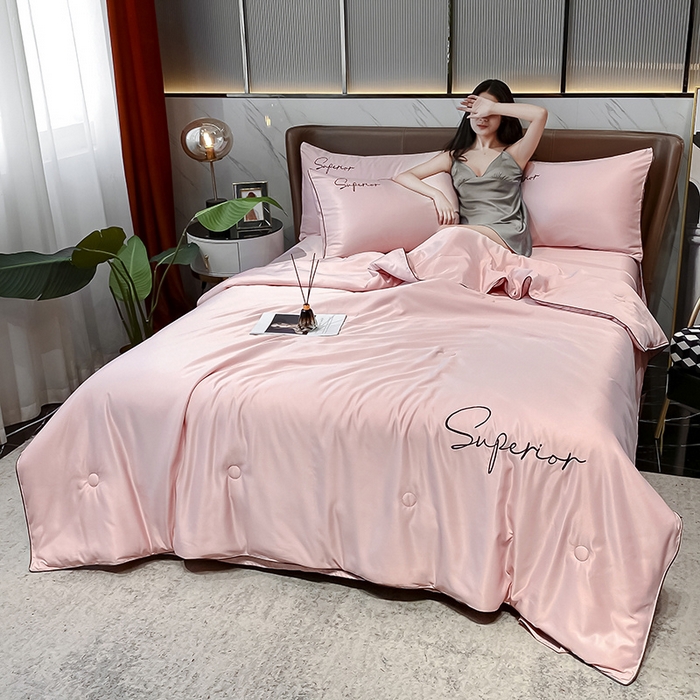 91家纺网 家纺一手货源 找家纺 吾诺 2025 字母刺绣水洗天丝夏被四件套水洗真丝夏凉被空调被绣花夏被 字母豆沙