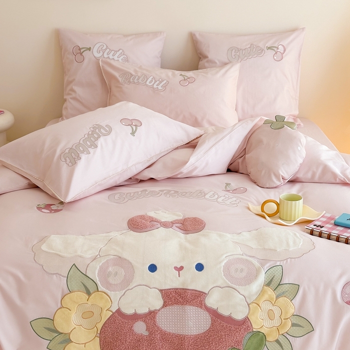 91家纺网 家纺一手货源 找家纺 西西家居 2025新款100支全棉四件套 草莓狗