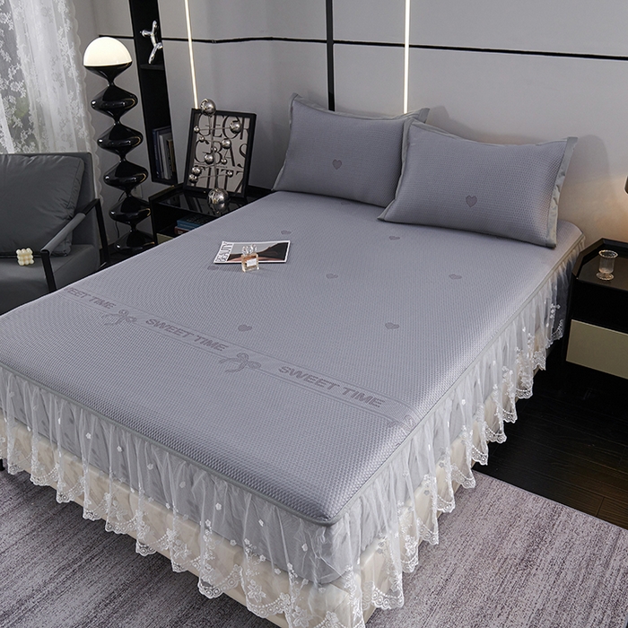 91家纺网 家纺一手货源 找家纺 青雅席业 2025新款7A抗菌母婴级纯乙纶PE刺绣凉感丝豆豆席 床笠花边款 爱心蝴蝶结-灰