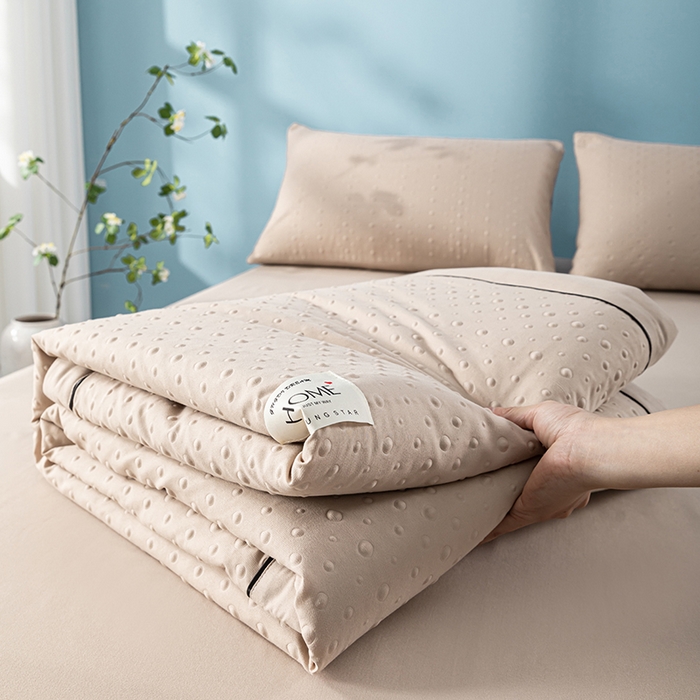 91家纺网 家纺一手货源 找家纺 吾诺 2025 凉豆豆针织棉双层纱夏被四件套水洗棉夏凉被空调被 豆豆咖