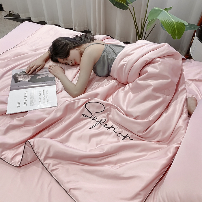 91家纺网 家纺一手货源 找家纺 吾诺 2025 字母刺绣水洗天丝夏被四件套水洗真丝夏凉被空调被绣花夏被 字母豆沙