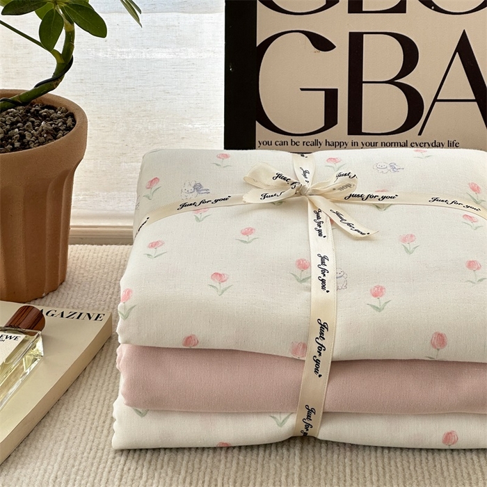 91家纺网 家纺一手货源 找家纺 亿梵家居 2025新款A类母婴级有氧全棉纯棉双层纱纯棉印花四件套-叠拍图 朵拉-粉