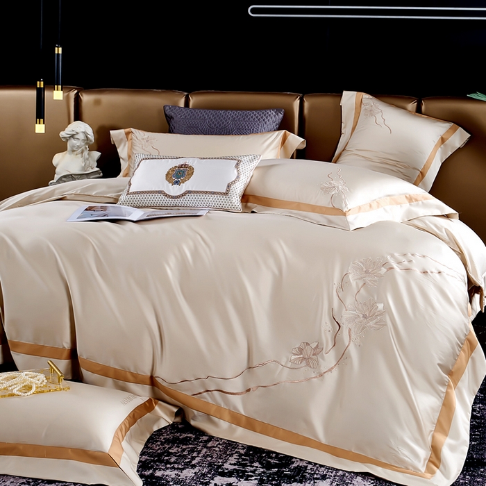 91家纺网 家纺一手货源 找家纺 U品汇 2025新款60支天丝棉莱赛尔纤维刺绣花四件套纯棉全棉凉感丝滑礼盒包装（西雅图） 西雅图-香槟色