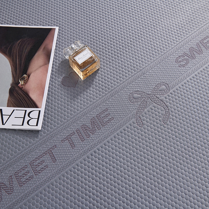 91家纺网 家纺一手货源 找家纺 青雅席业 2025新款7A抗菌母婴级纯乙纶PE刺绣凉感丝豆豆席 床笠花边款 爱心蝴蝶结-灰