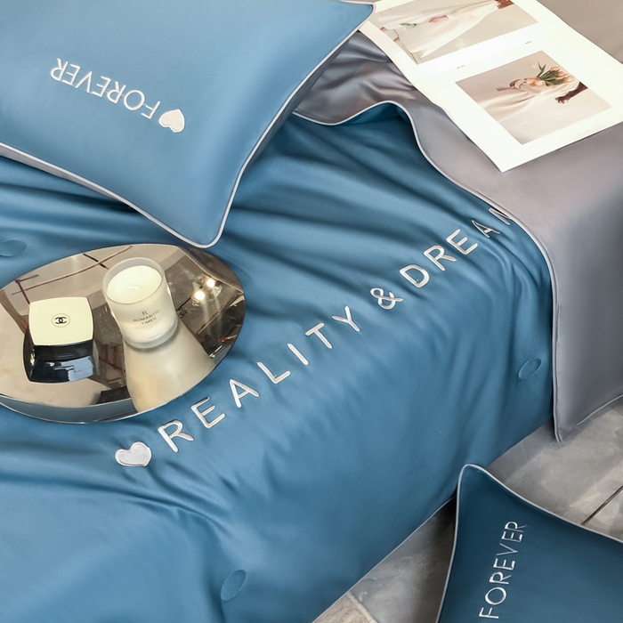 91家纺网 家纺一手货源 找家纺 吾诺 2025 双拼及羽毛刺绣夏被四件套绣花夏被水洗天丝夏被水洗真丝夏凉被空调被 静谧蓝-经典灰