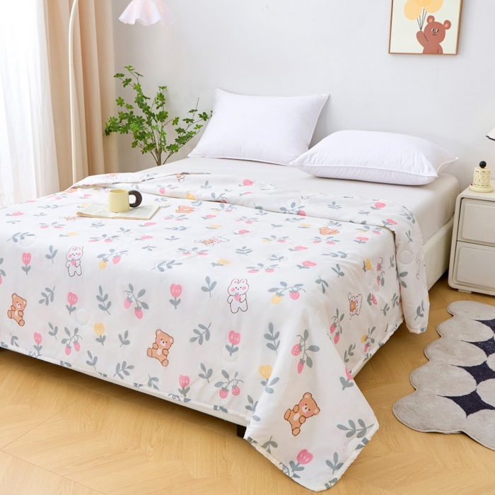 91家纺网 家纺一手货源 找家纺 2025新款亲肤绒礼品夏被窄边 玫瑰小熊