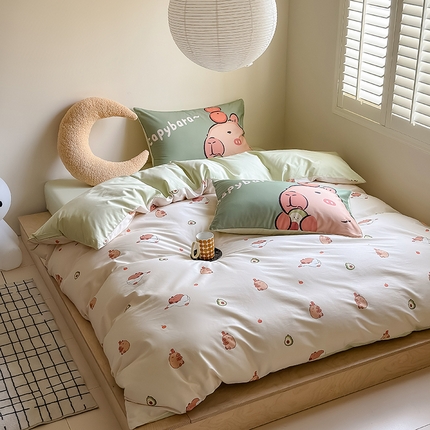 91家纺网 家纺一手货源 找家纺 Mr.pig猪先生水洗棉 2025新款50贡缎长绒棉数码印花嵌绳四件套 卡皮巴拉