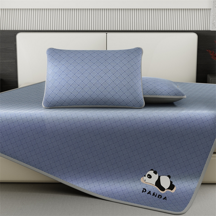 91家纺网 家纺一手货源 找家纺 鑫姿 2025新款5A抗菌A类冰丝凉席-饼干花熊猫款 床笠-熊猫-蓝色