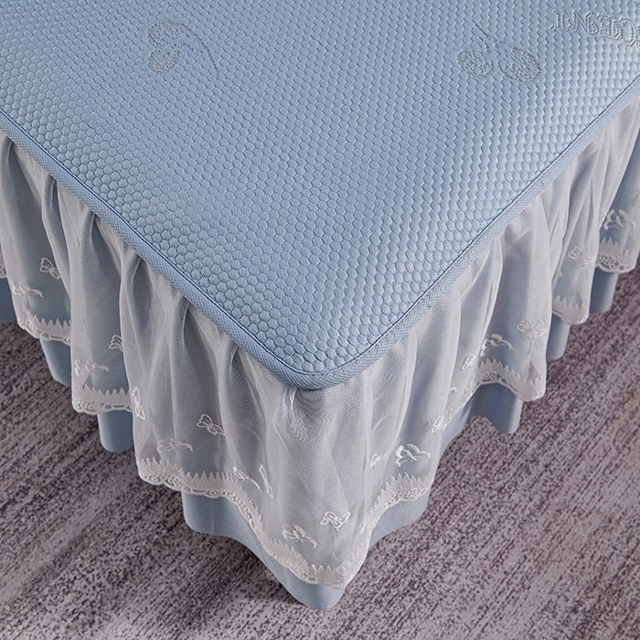 91家纺网 家纺一手货源 找家纺 青雅席业 2025新款7A抗菌母婴级纯乙纶PE刺绣凉感丝豆豆席 床裙款 字母爱心-蓝