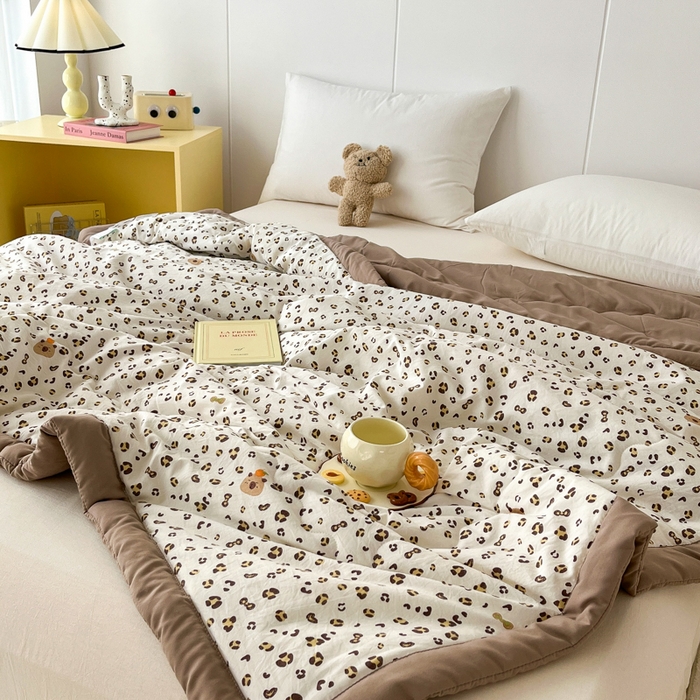 91家纺网 家纺一手货源 找家纺 爱宝被业 2025新款亲肤棉印花100%新疆棉花夏被空调被 心动-咖