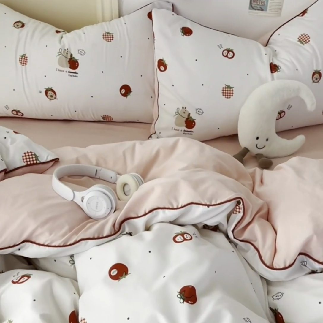 91家纺网 家纺一手货源 找家纺 潮邦创意家居 2025新款云柔棉立体嵌绳款小清新四件套 萌莓趣意