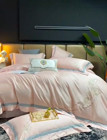 91家纺网 家纺一手货源 找家纺 U品汇 2025新款60支天丝棉莱赛尔纤维刺绣花四件套纯棉全棉凉感丝滑礼盒包装（西雅图） 西雅图-豆沙