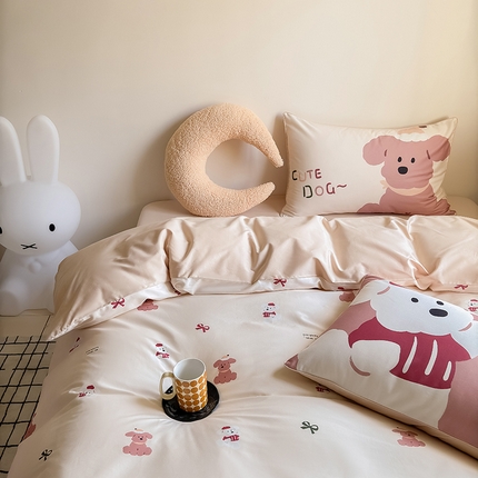 91家纺网 家纺一手货源 找家纺 Mr.pig猪先生水洗棉 2025新款50贡缎长绒棉数码印花嵌绳四件套 俏皮狗