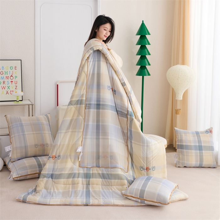 91家纺网 家纺一手货源 找家纺 照世 2025新款凉感丝印花抱枕被 小熊格子