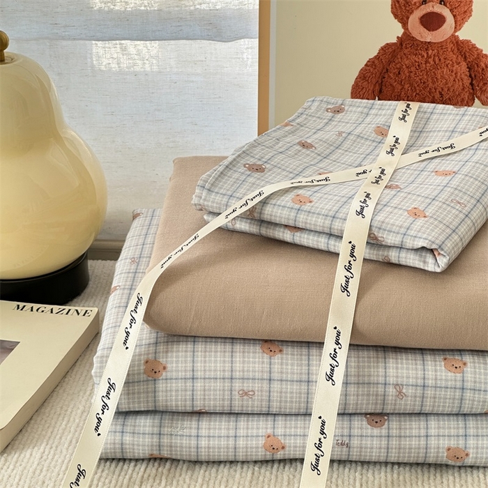 91家纺网 家纺一手货源 找家纺 亿梵家居 2025新款A类母婴级有氧全棉纯棉双层纱纯棉印花四件套-叠拍图 韩系小熊-兰