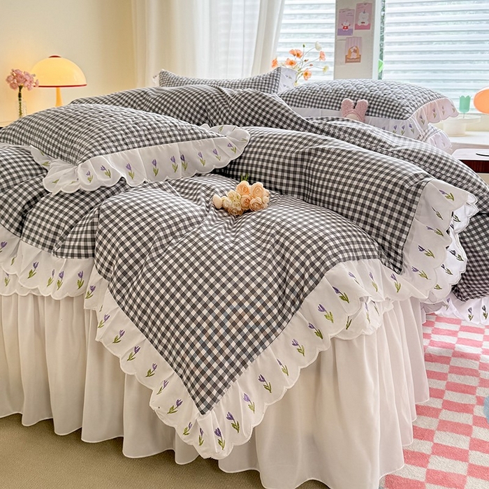 91家纺网 家纺一手货源 找家纺 金盛皇朝家纺 2025新款格子空间水洗棉床裙 格子空间-莫兰迪灰