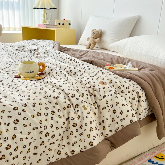 91家纺网 家纺一手货源 找家纺 爱宝被业 2025新款亲肤棉印花100%新疆棉花夏被空调被 心动-咖