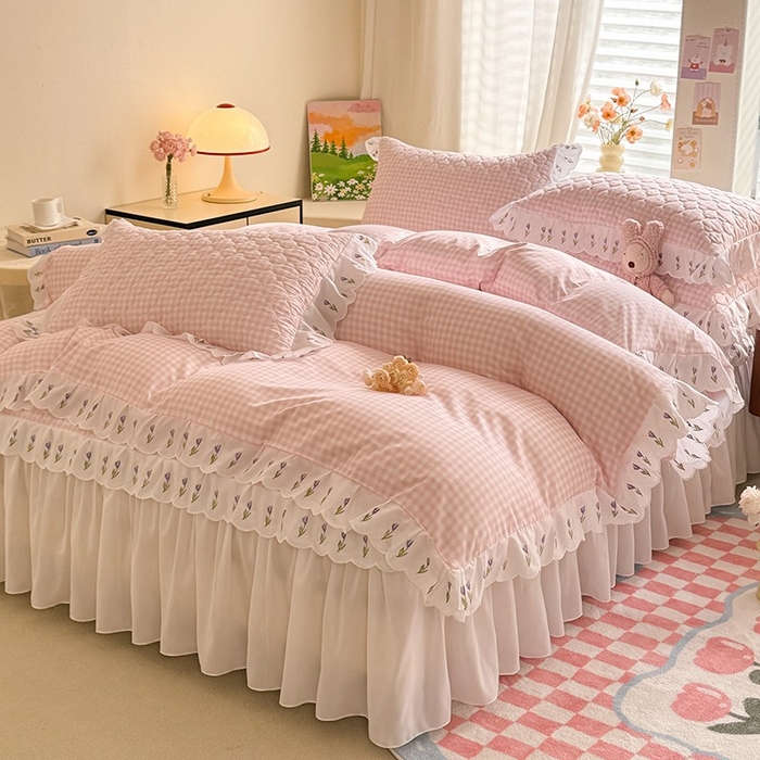 91家纺网 家纺一手货源 找家纺 金盛皇朝家纺 2025新款格子空间水洗棉床裙 格子空间-多巴胺粉