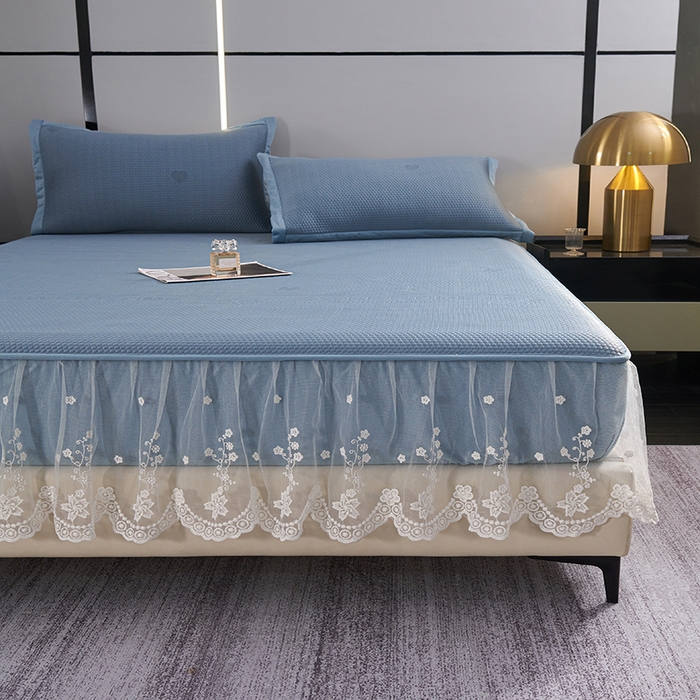 91家纺网 家纺一手货源 找家纺 青雅席业 2025新款7A抗菌母婴级纯乙纶PE刺绣凉感丝豆豆席 床笠花边款 爱心蝴蝶结-蓝