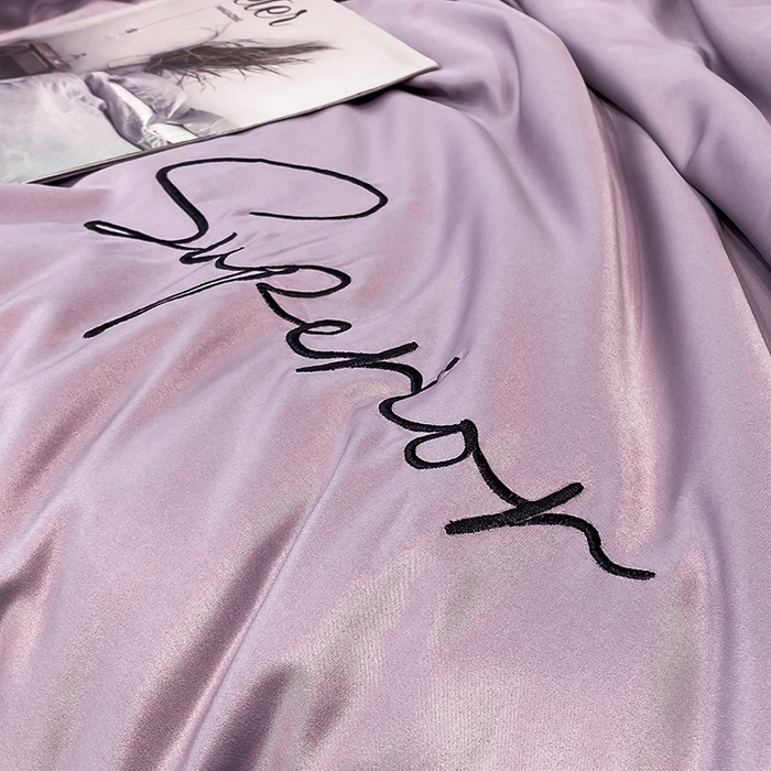 91家纺网 家纺一手货源 找家纺 吾诺 2025 字母刺绣水洗天丝夏被四件套水洗真丝夏凉被空调被绣花夏被 字母烟熏紫