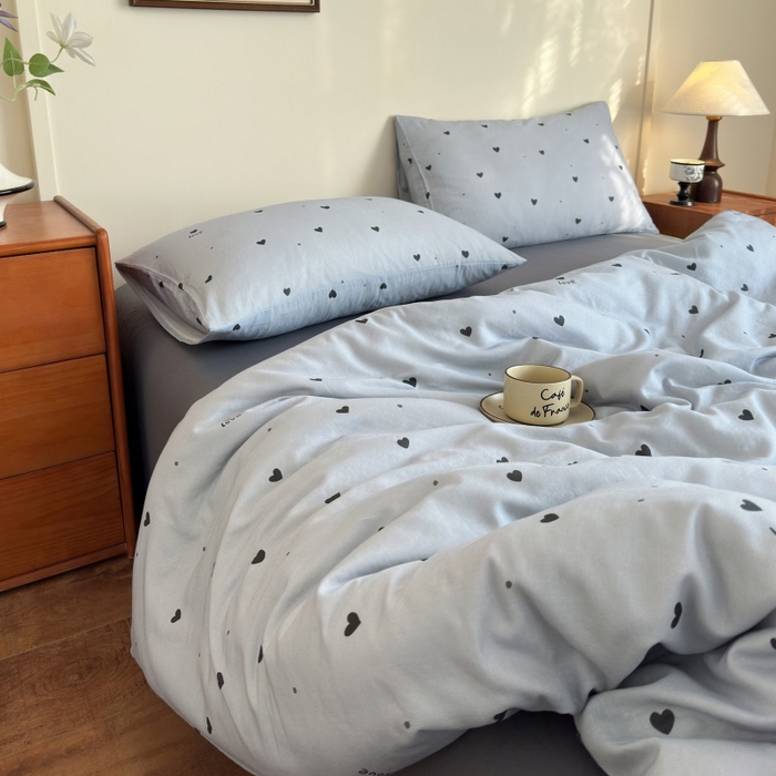 91家纺网 家纺一手货源 找家纺 亿梵家居 2025新款A类母婴级有氧全棉纯棉双层纱纯棉印花四件套-床拍图 心恋-灰