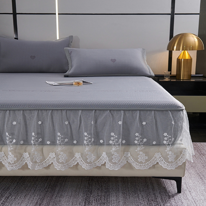 91家纺网 家纺一手货源 找家纺 青雅席业 2025新款7A抗菌母婴级纯乙纶PE刺绣凉感丝豆豆席 床笠花边款 爱心蝴蝶结-灰