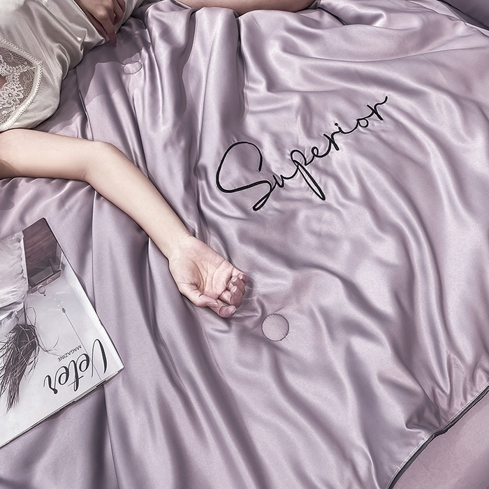 91家纺网 家纺一手货源 找家纺 吾诺 2025 字母刺绣水洗天丝夏被四件套水洗真丝夏凉被空调被绣花夏被 字母烟熏紫