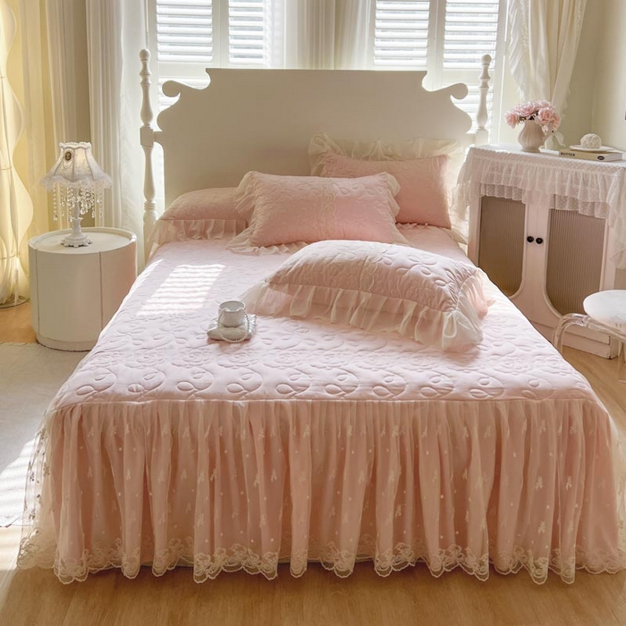 91家纺网 家纺一手货源 找家纺 2025新款韩式蕾丝丝光棉夹棉床裙-蜜芙 蜜芙-蜜桃粉