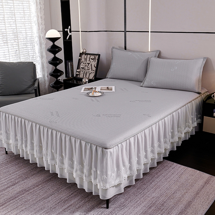 91家纺网 家纺一手货源 找家纺 青雅席业 2025新款7A抗菌母婴级纯乙纶PE刺绣凉感丝豆豆席 床裙款 字母爱心-灰