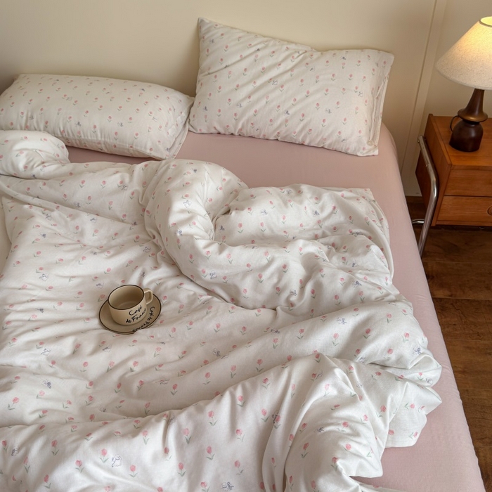 91家纺网 家纺一手货源 找家纺 亿梵家居 2025新款A类母婴级有氧全棉纯棉双层纱纯棉印花四件套-床拍图 朵拉-粉